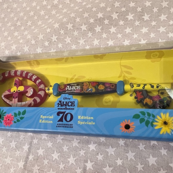 Disney Alice in Wonderland 70th Anniversary key - Picture 3 of 3